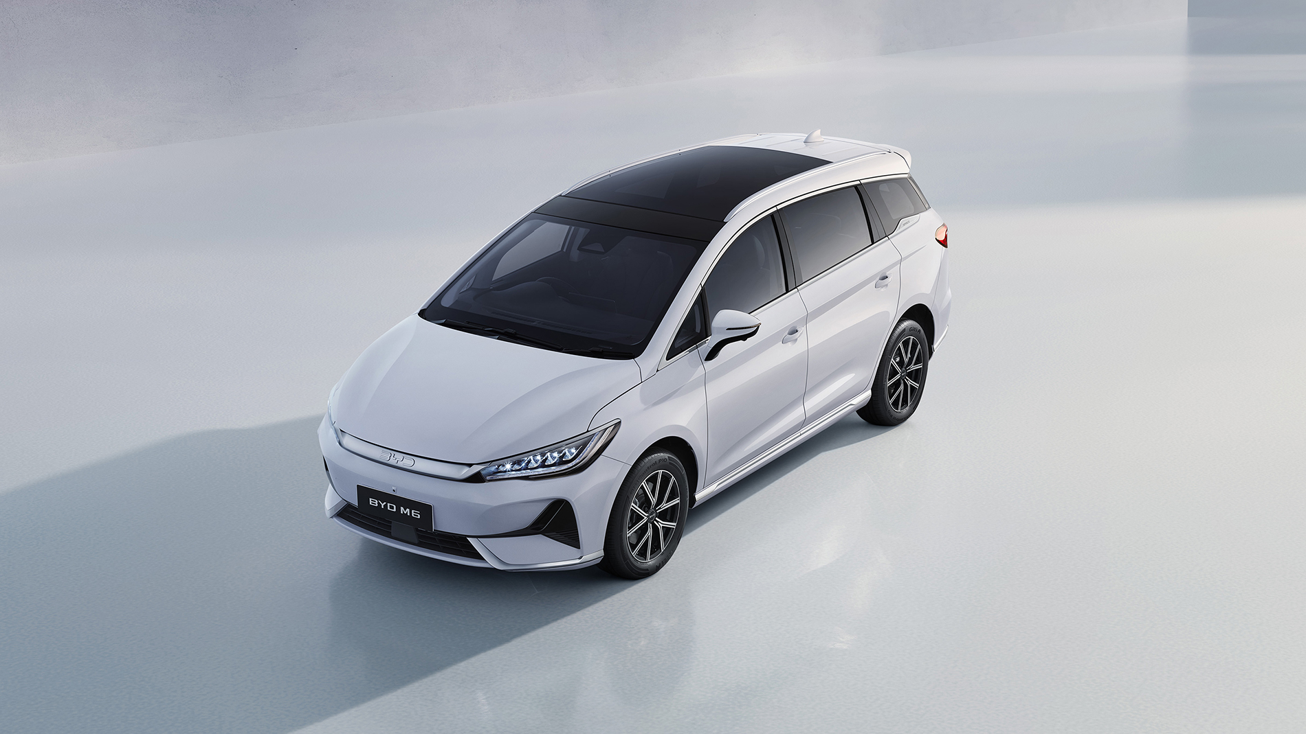 BYD M6
